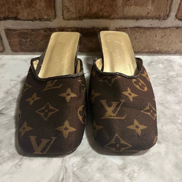 Louis Vuitton - Picture 2 of 7